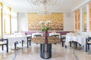 A restaurant or other place to eat at Londra Palace Venezia