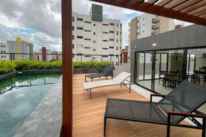 a balcony with a pool on top of a building at Hub Residence Intermares 4 Pessoas TV WI-FI in Ilha da Restinga