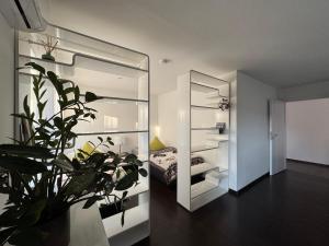 a room with a mirror and a bed in it at Modern House Gehrden auf 2 Etagen, Nice Garten, Barbecue, Contactless Check-in, free parking in Gehrden