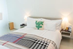 En eller flere senger på et rom på Greulich Design & Boutique Hotel