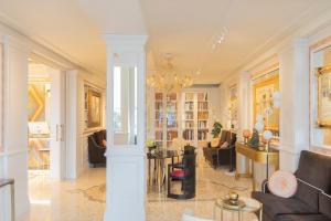 A seating area at Londra Palace Venezia