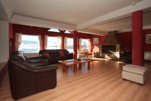 sala de estar con muebles de cuero y chimenea en Hotel Spa Nieves Del Cerro en Caviahue