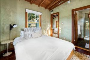 Ένα ή περισσότερα κρεβάτια σε δωμάτιο στο Hillside Hideaway Guest House in Topanga Canyon