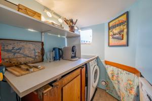 a kitchen with a washer and a washing machine at Superbe Péniche En Centre Ville in Bordeaux
