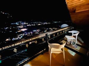 Rõdu või terrass majutusasutuses The RAMA Lodge, Manali - 1,2,3,4 Bedrooms independent Luxury Cottages available With Mountain View