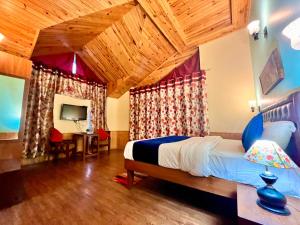 Voodi või voodid majutusasutuse The RAMA Lodge, Manali - 1,2,3,4 Bedrooms independent Luxury Cottages available With Mountain View toas