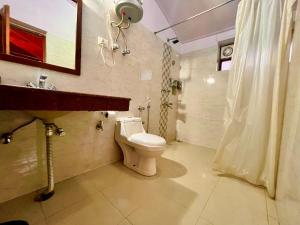 Vannituba majutusasutuses The RAMA Lodge, Manali - 1,2,3,4 Bedrooms independent Luxury Cottages available With Mountain View