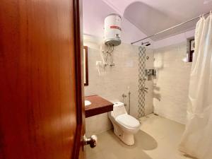 Vannituba majutusasutuses The RAMA Lodge, Manali - 1,2,3,4 Bedrooms independent Luxury Cottages available With Mountain View