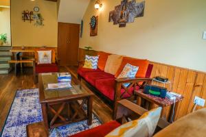 Istumisnurk majutusasutuses The RAMA Lodge, Manali - 1,2,3,4 Bedrooms independent Luxury Cottages available With Mountain View