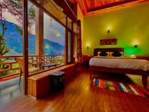Voodi või voodid majutusasutuse The RAMA Lodge, Manali - 1,2,3,4 Bedrooms independent Luxury Cottages available With Mountain View toas
