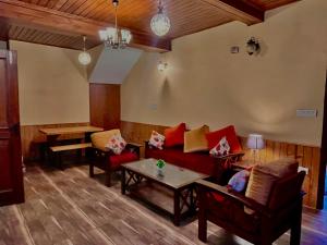 Istumisnurk majutusasutuses The RAMA Lodge, Manali - 1,2,3,4 Bedrooms independent Luxury Cottages available With Mountain View