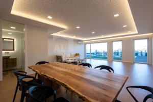 een woonkamer met een grote houten tafel en stoelen bij Casa Mango by ACasaDasCasas in Ericeira +39 foto's