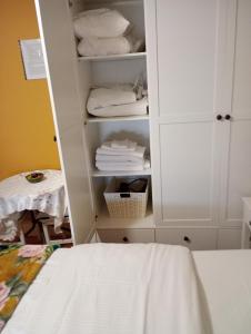Postel nebo postele na pokoji v ubytování Comfy Private Room and Bathroom on the top floor of a Home Stay Ten Mins Walk to the Ctr, Two flights of stairs to climb + 14 fotografií