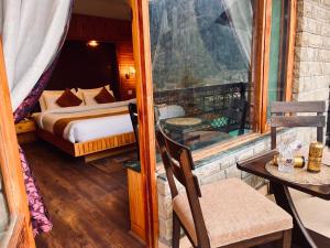 Voodi või voodid majutusasutuse The RAMA Lodge, Manali - 1,2,3,4 Bedrooms independent Luxury Cottages available With Mountain View toas