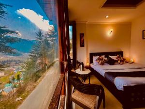 Voodi või voodid majutusasutuse The RAMA Lodge, Manali - 1,2,3,4 Bedrooms independent Luxury Cottages available With Mountain View toas
