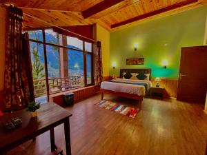 Voodi või voodid majutusasutuse The RAMA Lodge, Manali - 1,2,3,4 Bedrooms independent Luxury Cottages available With Mountain View toas