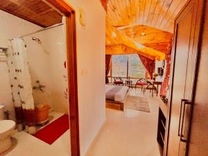 Vannituba majutusasutuses The RAMA Lodge, Manali - 1,2,3,4 Bedrooms independent Luxury Cottages available With Mountain View