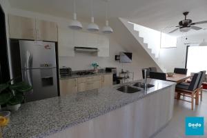 Kuchyň nebo kuchyňský kout v ubytování Residencial privado con alberca