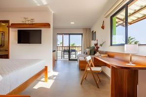 sala de estar de planta abierta con escritorio y sala de estar con balcón en Arara house 2, en Jericoacoara