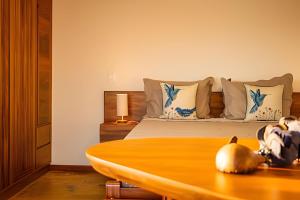 una camera da letto con un letto e un tavolo con una zucca sopra di Arara house 4 a Jericoacoara