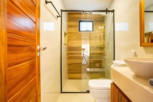 un bagno con doccia, WC e lavandino di Arara house 4 a Jericoacoara Altre 8 foto