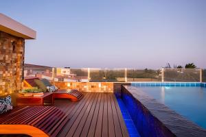 una terrazza con sedie e una piscina di Arara house 4 a Jericoacoara
