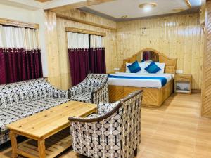Voodi või voodid majutusasutuse The RAMA Lodge, Manali - 1,2,3,4 Bedrooms independent Luxury Cottages available With Mountain View toas