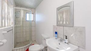 ストロイスバーイにあるBlue Whaleのトイレ、洗面台、シャワー付きのバスルーム