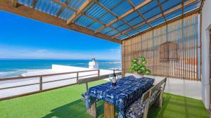 ストロイスバーイにあるBlue Whaleの海の景色を望むバルコニー(テーブル付) +2枚の写真