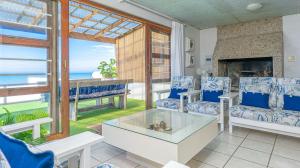 ストロイスバーイにあるBlue Whaleの海の見えるリビングルーム