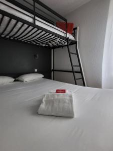 Postel nebo postele na pokoji v ubytování Fasthôtel Limoges Nord - FH Confort