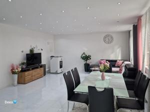 TV a/nebo společenská místnost v ubytování Deea Apartment