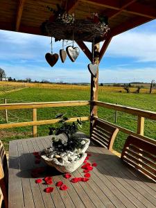Ein Balkon oder eine Terrasse in der Unterkunft Tiny housse serenity avec jacuzzi