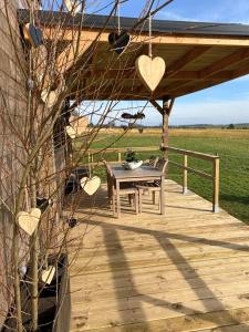 Ein Balkon oder eine Terrasse in der Unterkunft Tiny housse serenity avec jacuzzi