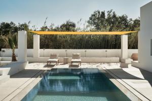 Der Swimmingpool an oder in der Nähe von Parilio, a Member of Design Hotels