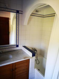 Et badeværelse på Monte da Pereira - Casa Rural em Espaço Tranquilo + 10 billeder