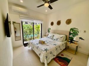 une chambre avec un lit et un ventilateur de plafond dans l'établissement Palmas Resort De Tamarindo Serenity Gem, à Villarreal 33 autres photos