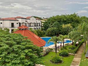 une vue aérienne d'un complexe hôtelier avec piscine dans l'établissement Palmas Resort De Tamarindo Serenity Gem, à Villarreal
