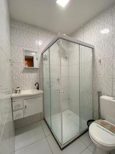 Ένα μπάνιο στο Flat Moderno e Climatizado II - Proximo a rodoviaria