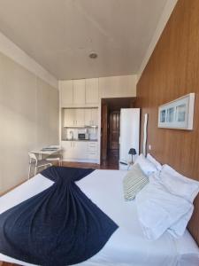 Una cama o camas en una habitación de Loulé Estúdios