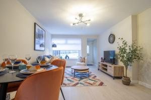 Old MonklandにあるHawick Apartment- 2-Bed in Coatbridge, Mins from Motorway to Glasgowのテーブルと椅子のあるダイニングルームとリビングルーム