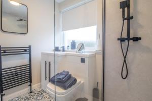 Old MonklandにあるHawick Apartment- 2-Bed in Coatbridge, Mins from Motorway to Glasgowのシャワー、トイレ、洗面台を備えたバスルーム +29枚の写真