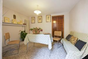 a living room with a table and a couch at Casa Maria Vittoria in Cannero Riviera