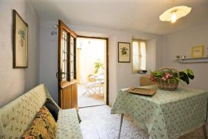 a living room with a table and a couch at Casa Maria Vittoria in Cannero Riviera