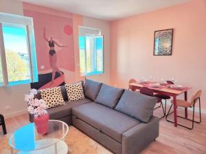 コンカルノーにある2- Bel appartement ville close WIFI Confortのリビングルーム(ソファ付) +8枚の写真