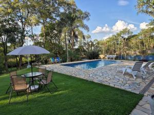 Bazén v ubytování Casa de Campo em Ibiuna em meio à natureza nebo v jeho okolí