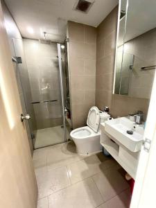 a bathroom with a toilet and a shower and a sink at Premium The Sóng 5sao P Homestay in Vung Tau