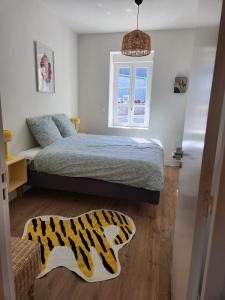 コンカルノーにある2- Bel appartement ville close WIFI Confortのベッドルーム1室(ベッド1台、シマウマの敷物付)