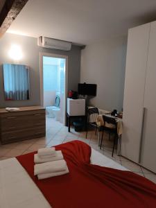 Postel nebo postele na pokoji v ubytování CAMERA EMILIA via emilia ovest 224