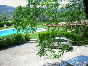 ein Garten mit Swimmingpool und ein Resort in der Unterkunft Charming Villa in Pedraça with Shared Pool in Pedraça